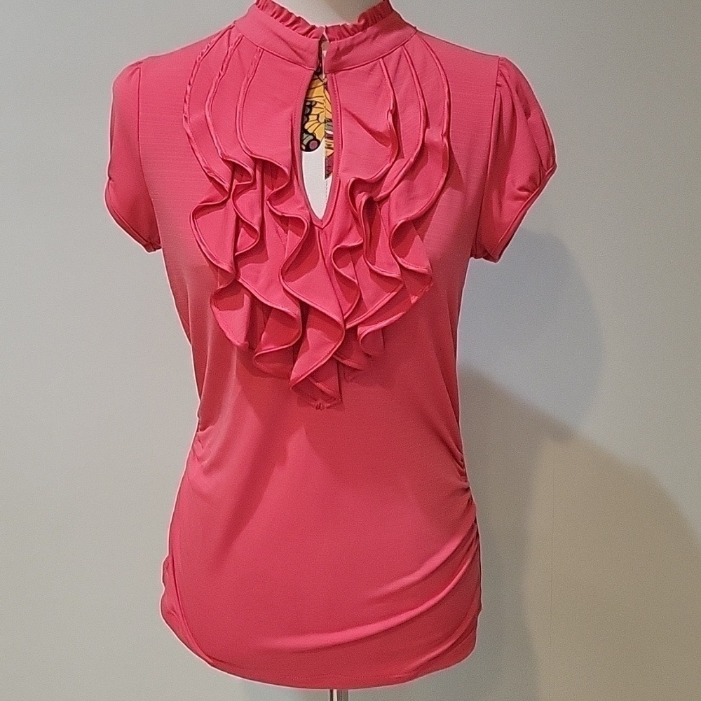 Hot pink ruffled top, cap sleeves, keyhole neckline. Rutched at the sides Size L - Picture 2 of 9